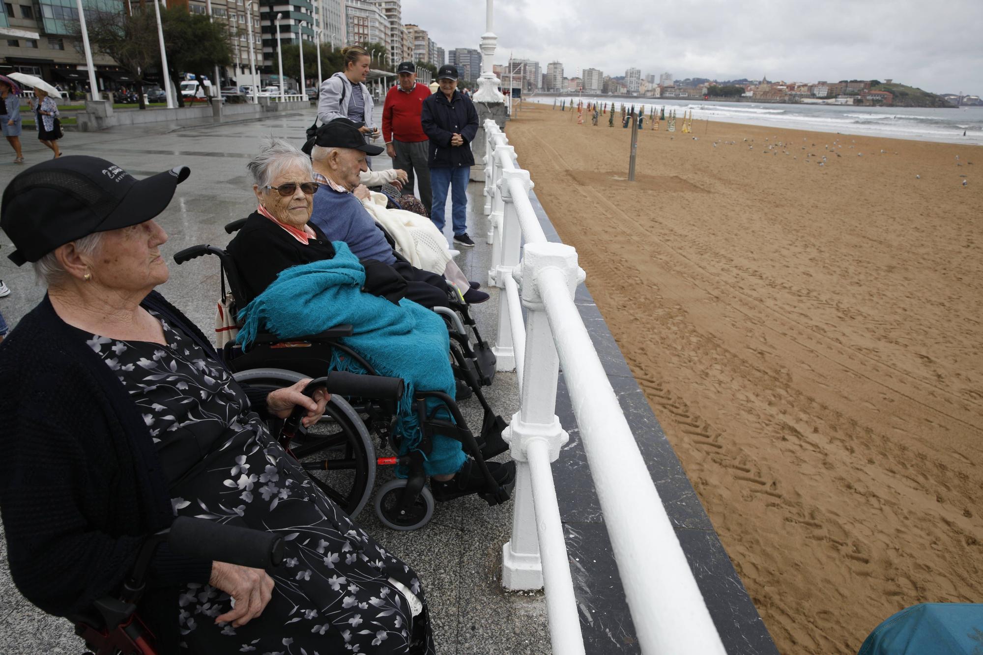 Los mayores de una residencia de Zamora visitan Gijón para ver por primera vez el mar (en imágenes)