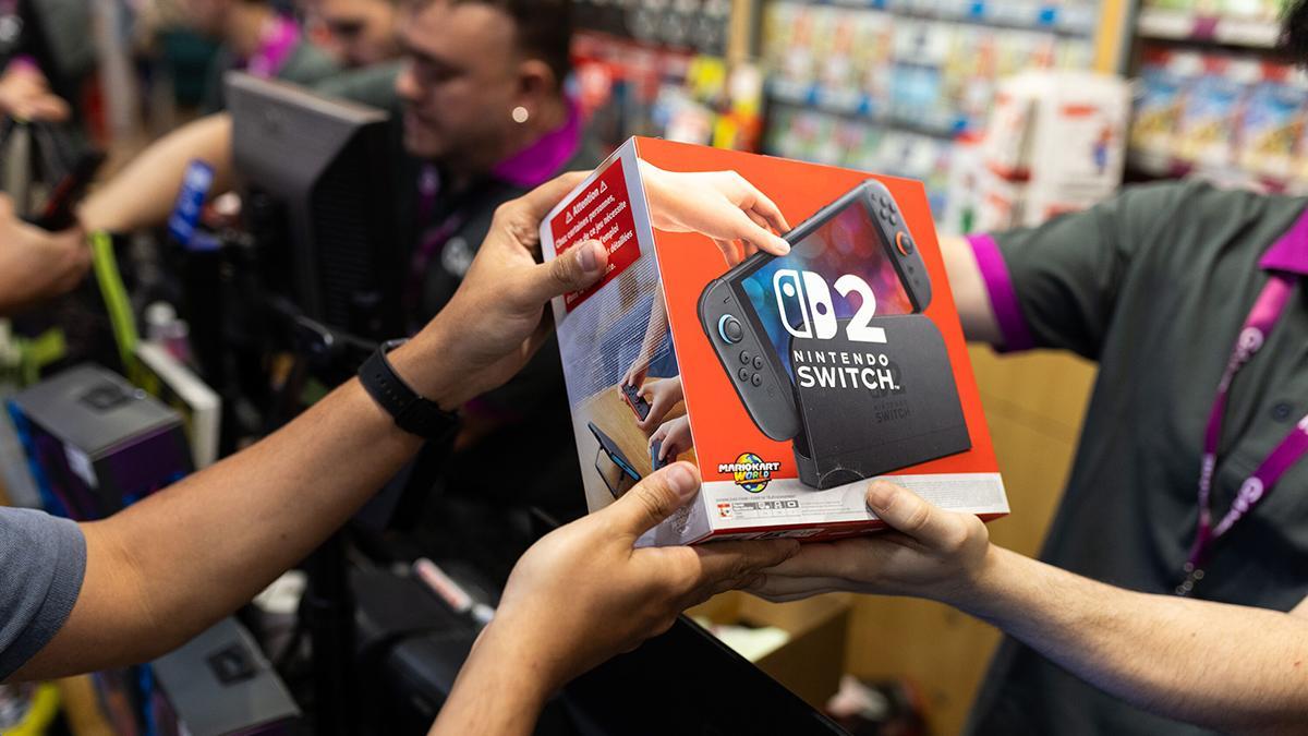 Colas de madrugada en Madrid para comprar la nueva consola Nintendo Switch 2