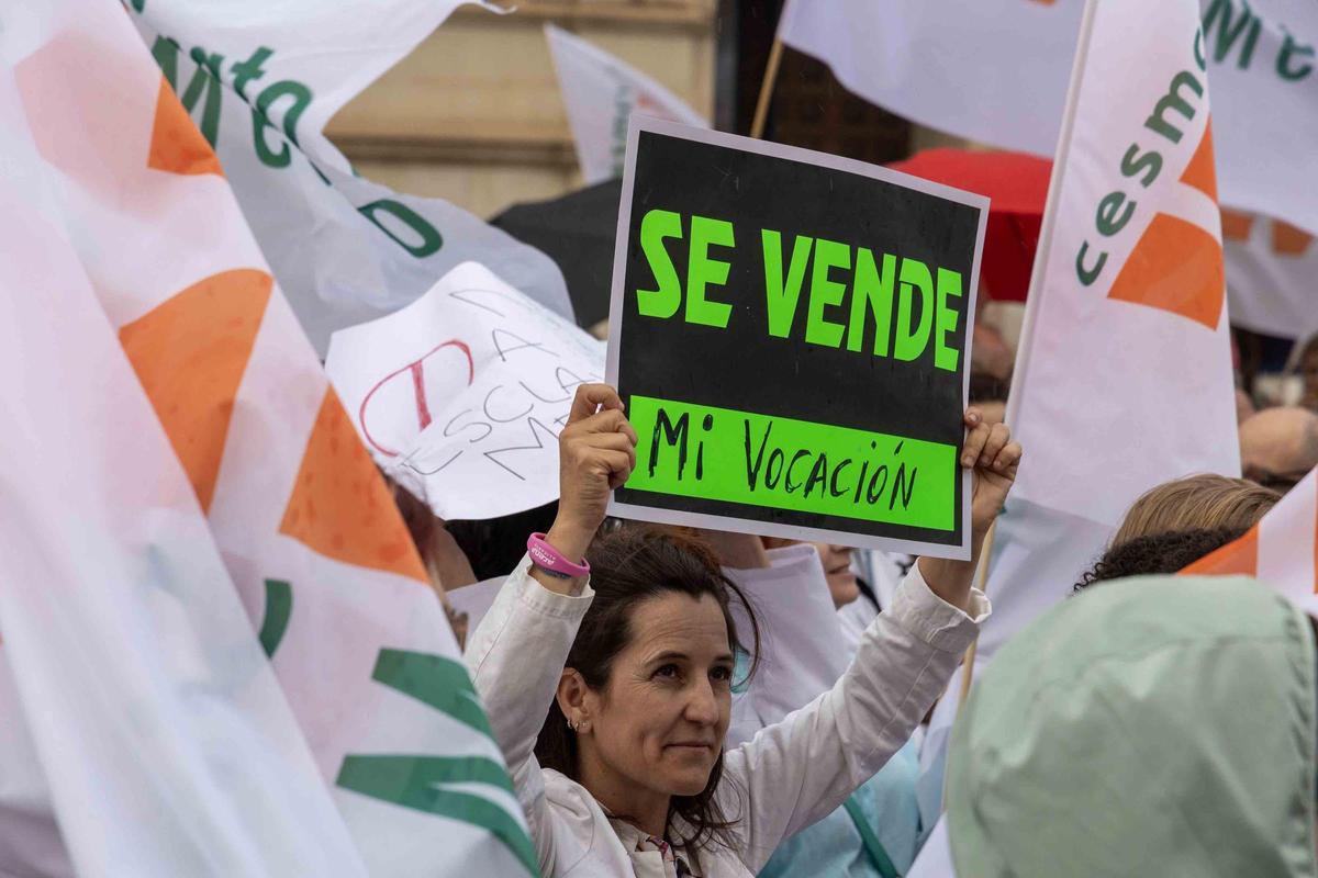 Médicos vuelven a protestar en Alicante contra la prohibición de ejercer en la sanidad privada