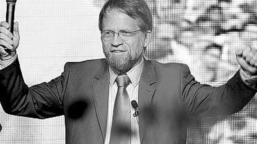 Mockus, el domingo por la noche, saludando a sus seguidores.