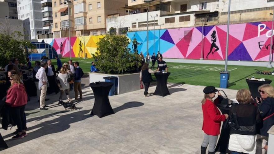 Vecinos de Marbella, ayer, en la apertura de la parcela.