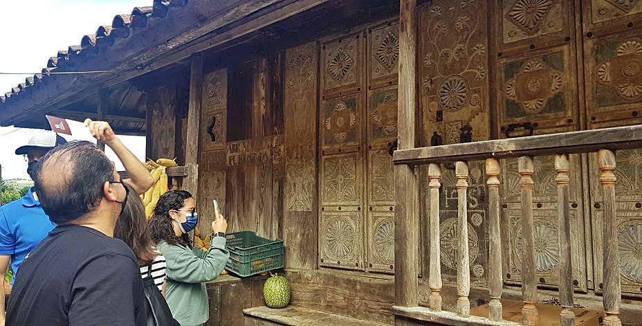 Los visitantes contemplan la decoración de la panera de Casa Bernabel.