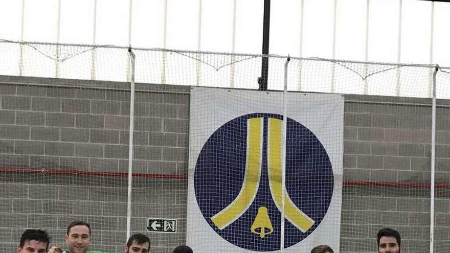 Los jugadores del Liceo tras su entrenamiento en la pista del Sant Just.