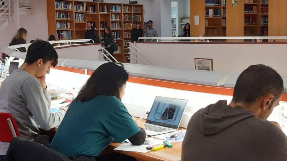 Estudiantes en la Facultad de Derecho de la UMA.