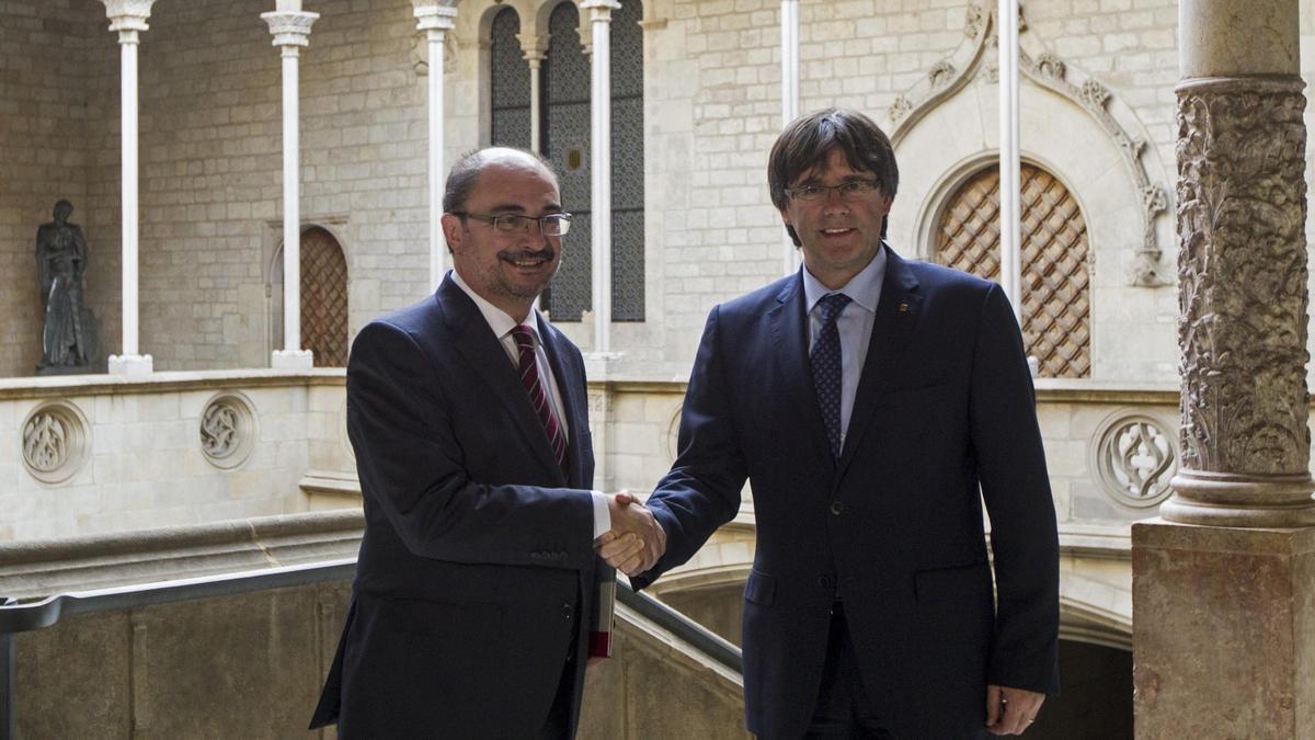 El expresidente de Aragón, Javier Lambán, recibido por el presidente de la Generalitat, Carles Puigdemont, en Barcelona, en 2016.