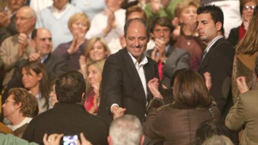 Camps saluda a los militantes a su llegada a la sala donde se celebró el acto en el Palau de les Arts.