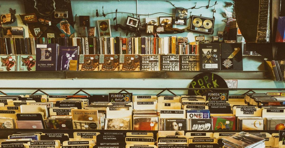 Una galería de CDs en una tienda especializada.