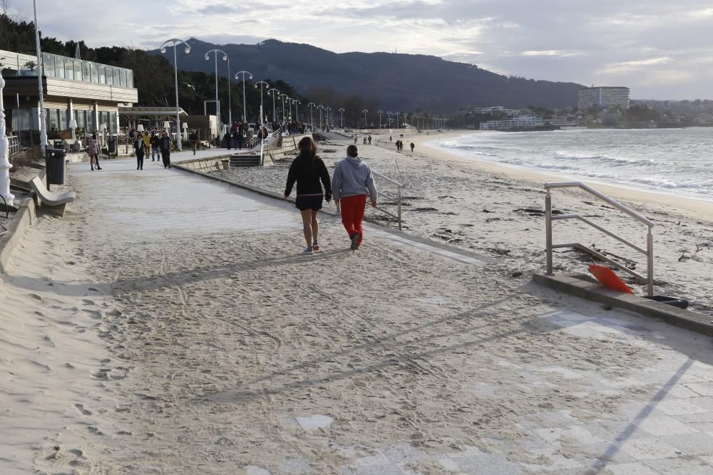 Grupos de personas paseando la mañana de Navidad por Samil.