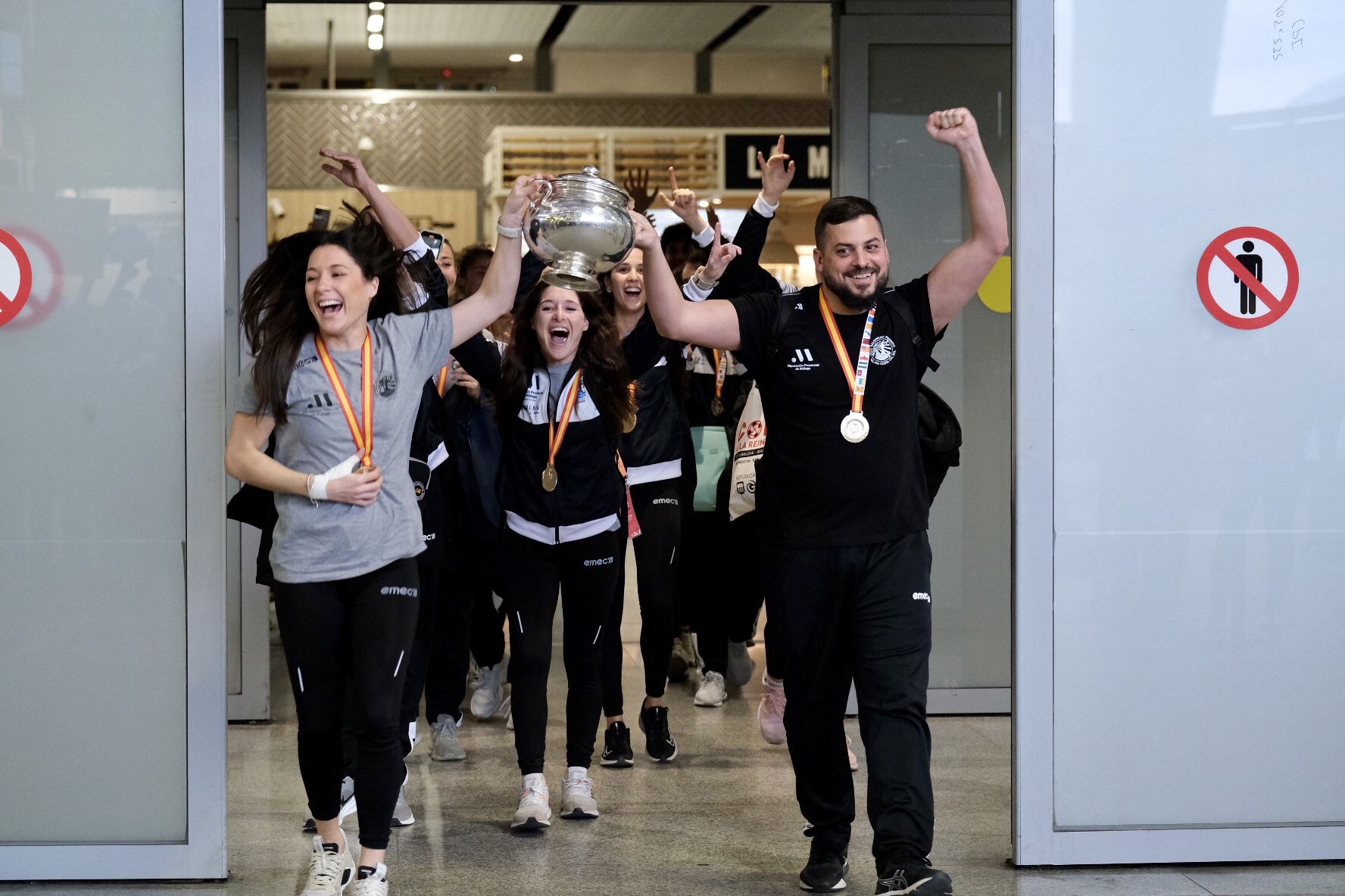 Las campeonas de la Copa de la Reina del BM Costa del Sol son recibidas en el aeropuerto