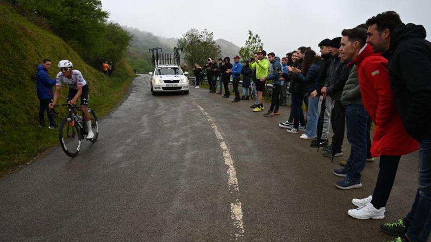 Samuel Sámchez y Benjamín Noval, a la derecha, animan a Isaac del Toro, ayer en El Cordal. | Roberto Menéndez