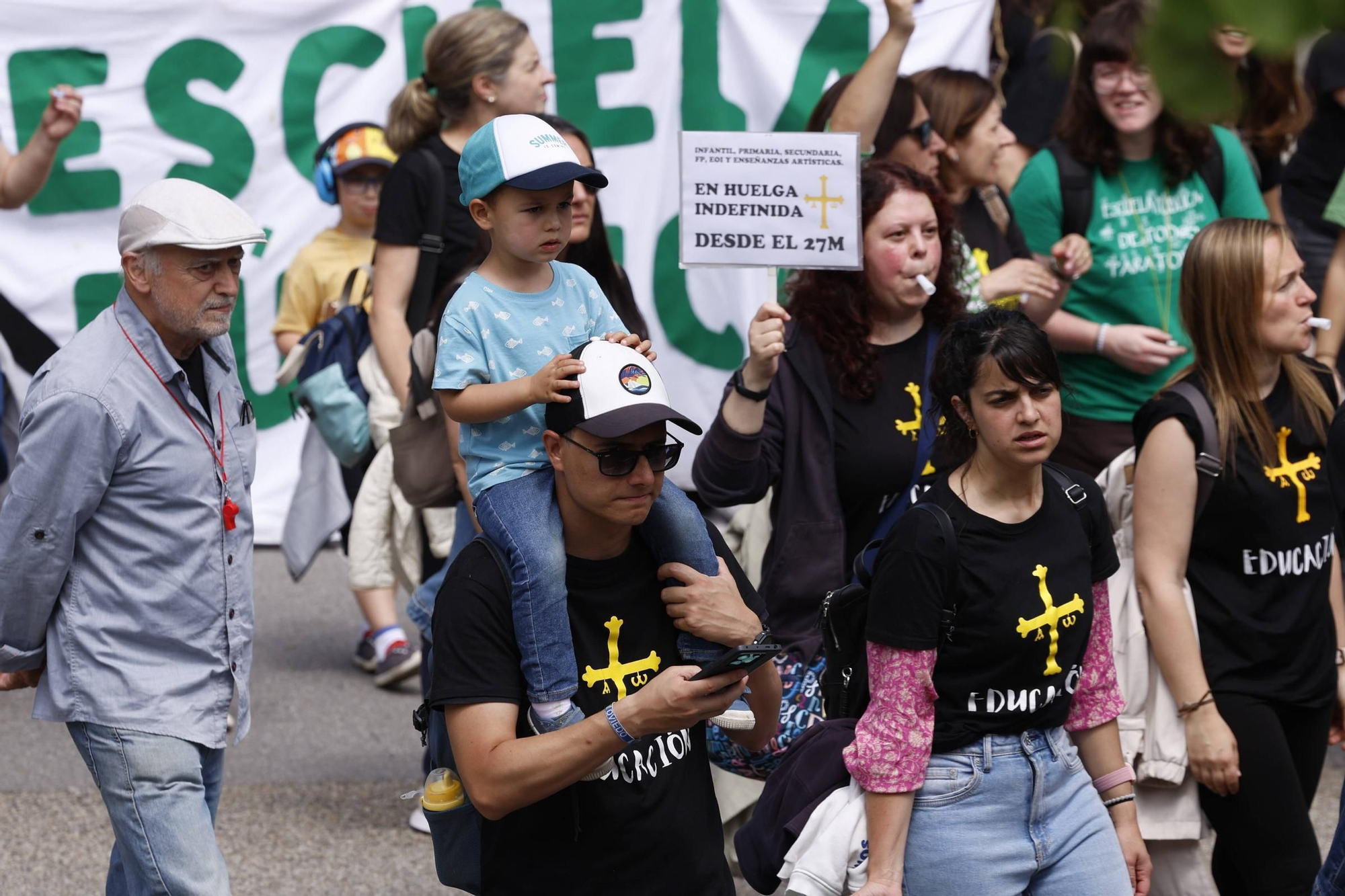 EN IMÁGENES: Cientos de profesores se manifiestan en Oviedo en la cuarta jornada de huelga