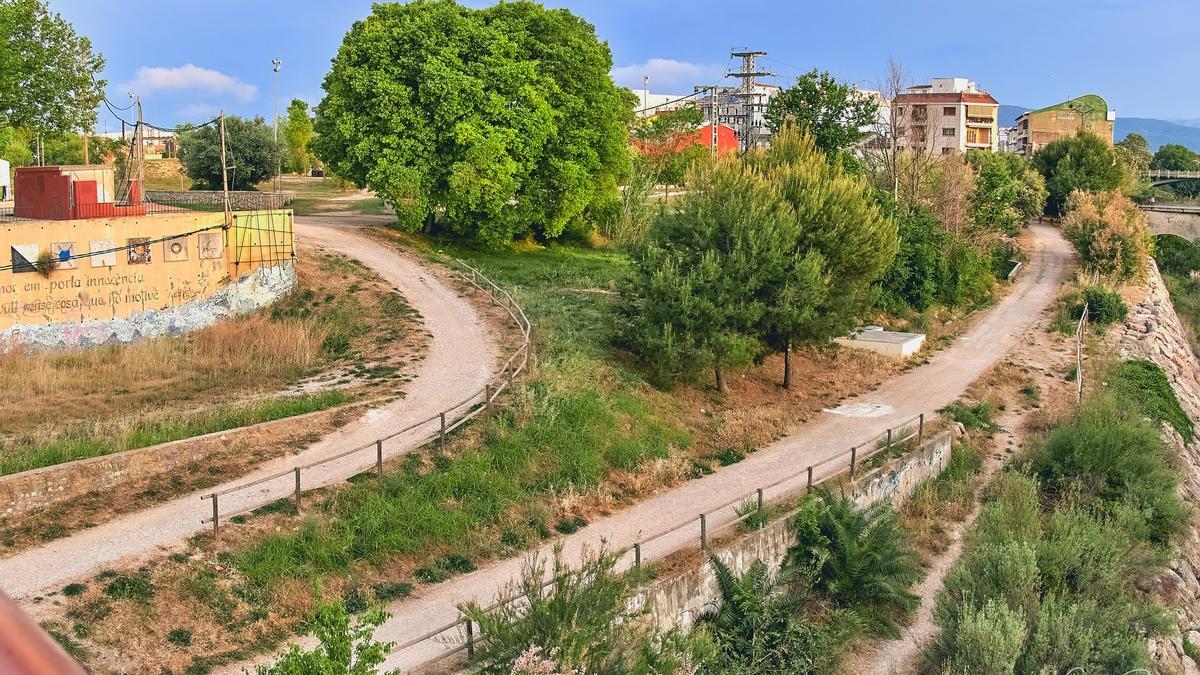 Caminos que bordean el cauce del río Serpis en el parque de Ausiàs March, en pleno centro de Gandia.