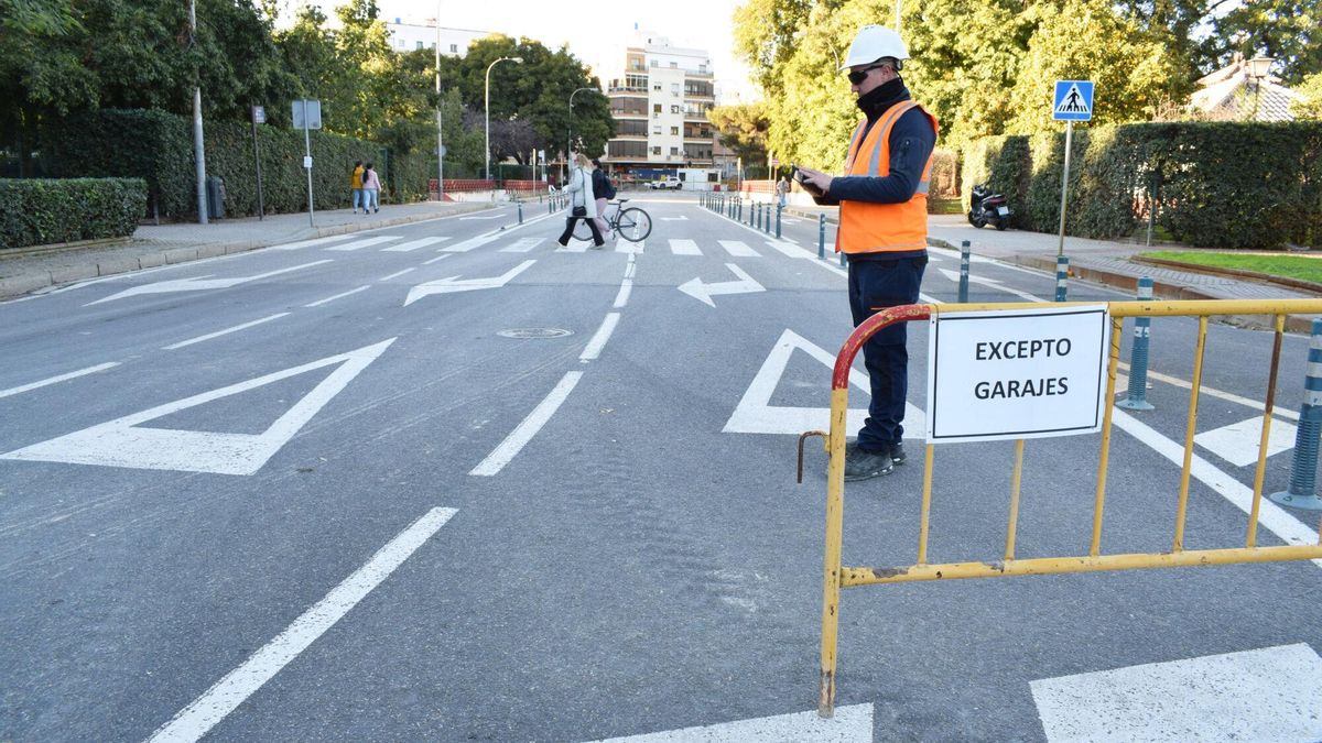 Señalización por obras y cortes de tráfico en la calle Juan Sebastián Elcano del barrio de Los Remedios
