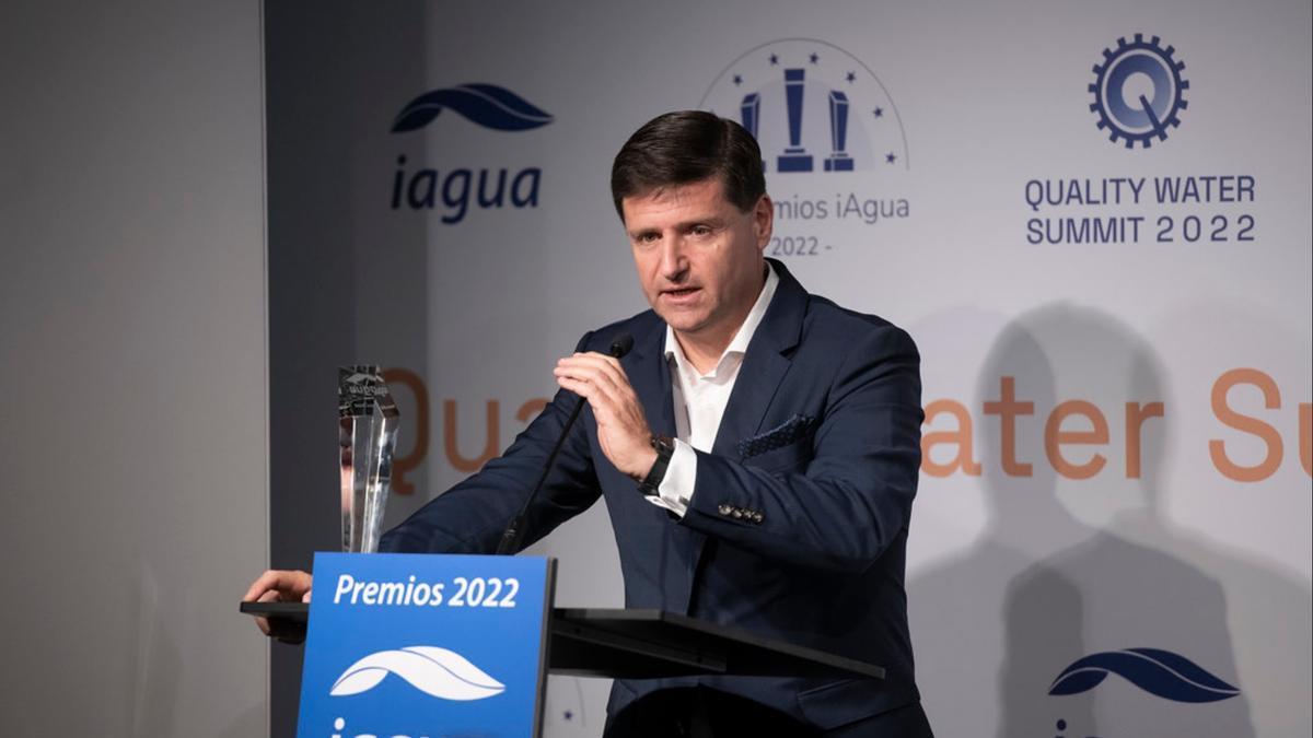 Rogerio Koehn, el CEO de Gestagua, recogiendo el premio Ejecutivo del Año.