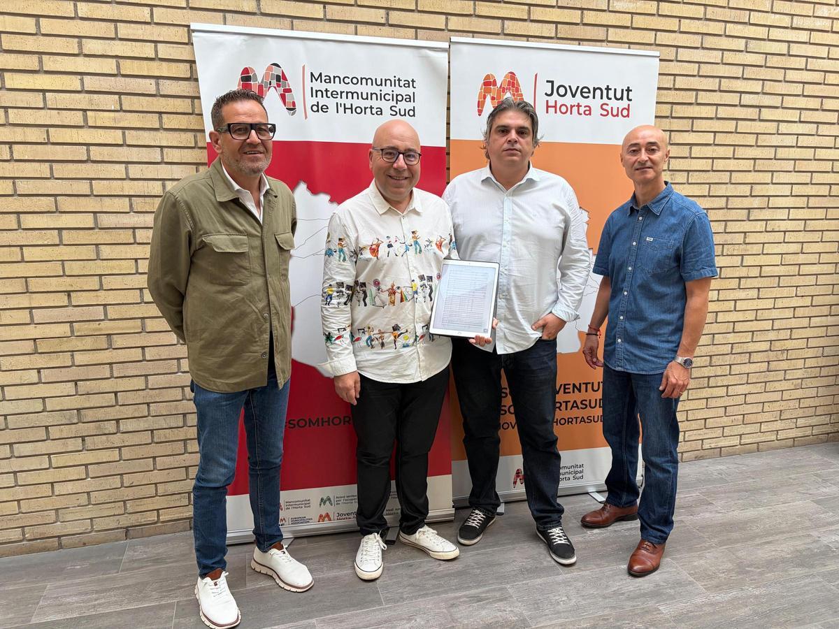 El presidente de la Mancomunitat, José F. Cabanes, con el de la FSMCV, Ángel Lorente, y los compositores.