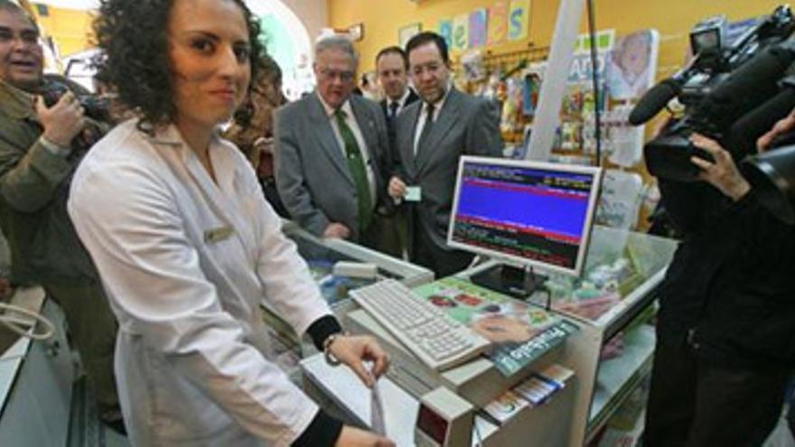 Las 63 farmacias de la ciudad dispensan ya medicamentos con receta electrónica