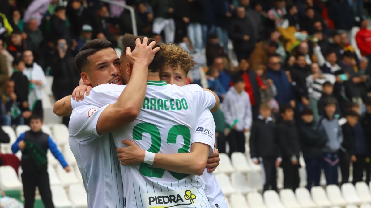 José Alonso, Carracedo y Simo celebran el segundo gol del Córdoba CF, ante la Cultural, el domingo en El Arcángel.