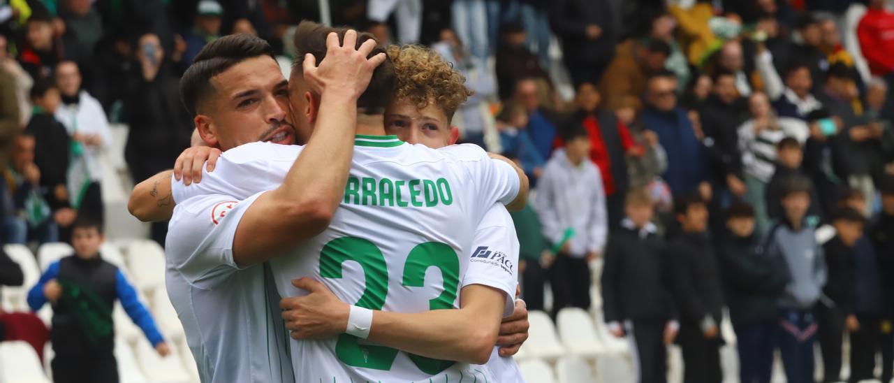 José Alonso, Carracedo y Simo celebran el segundo gol del Córdoba CF, ante la Cultural, el domingo en El Arcángel.
