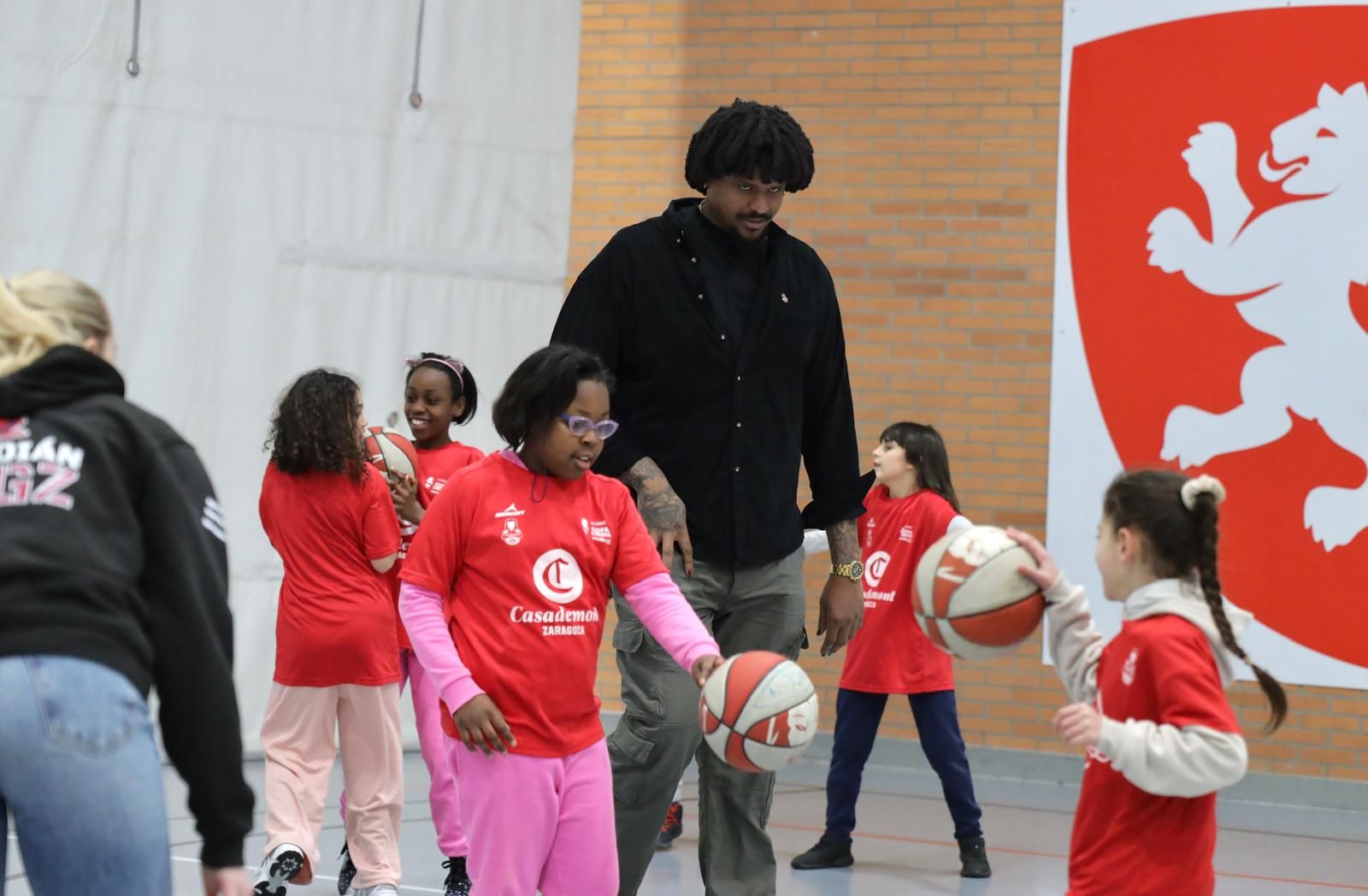 En imágenes | Visita del Casademont Zaragoza al Colegio Tenerías