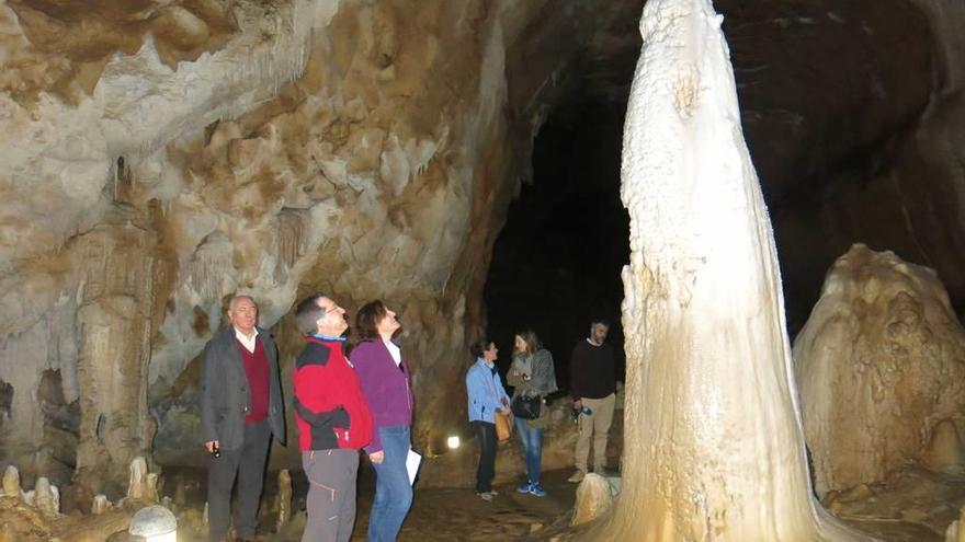 Genaro Alonso y Otilia Requejo observan una estalagmita en el interior de la cueva de Tito Bustillo, ayer.