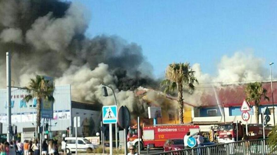 Un incendio devora el restaurante La Porta de San Vicente del Raspeig