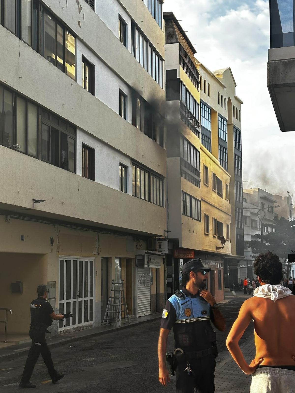 Humo tras el incendio en una vivienda de un edificio de cinco plantas en la calle Doctor Ruperto González Negrín, este miércoles en Arrecife