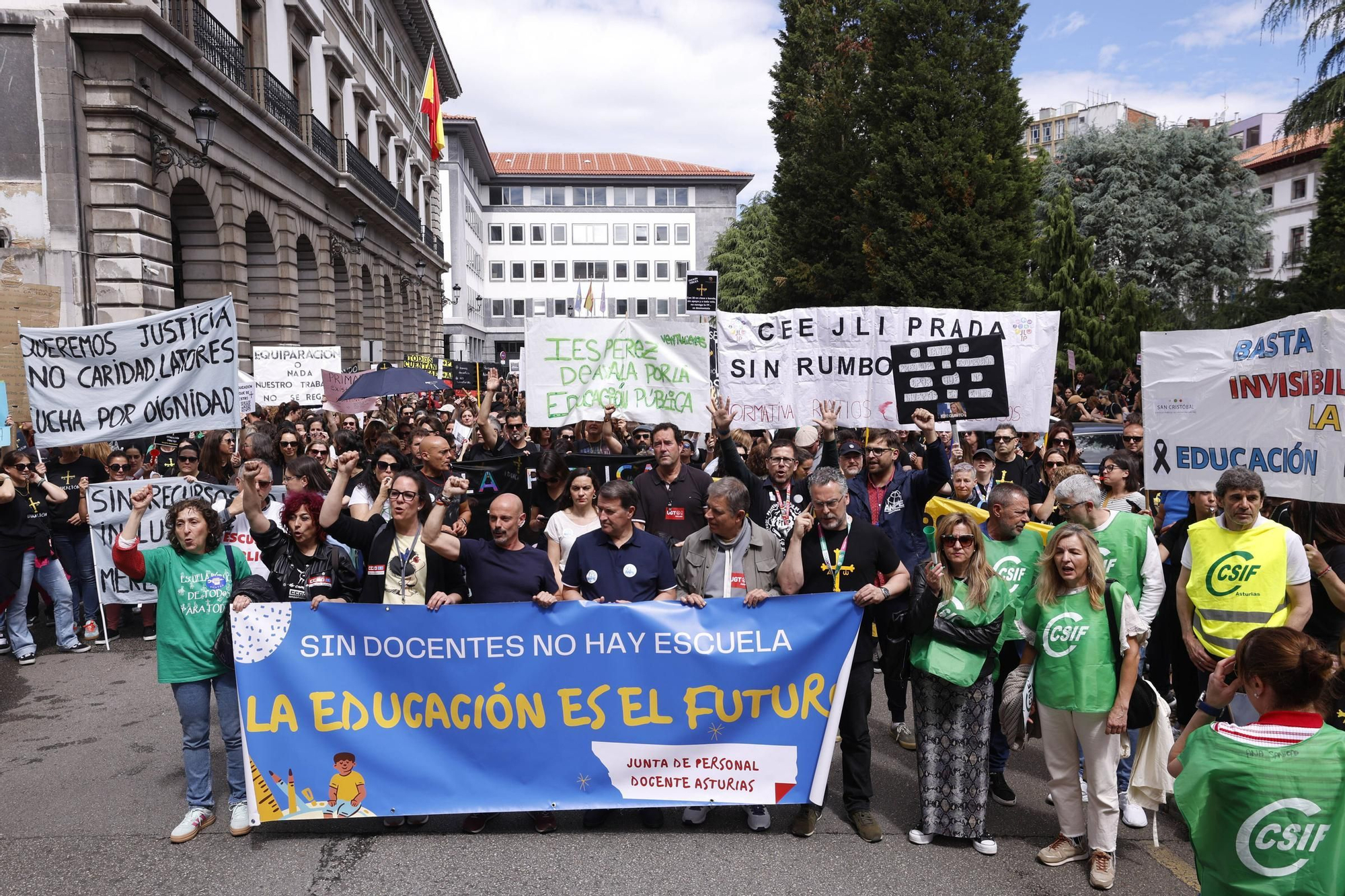 EN IMÁGENES: Cientos de profesores se manifiestan en Oviedo en la cuarta jornada de huelga