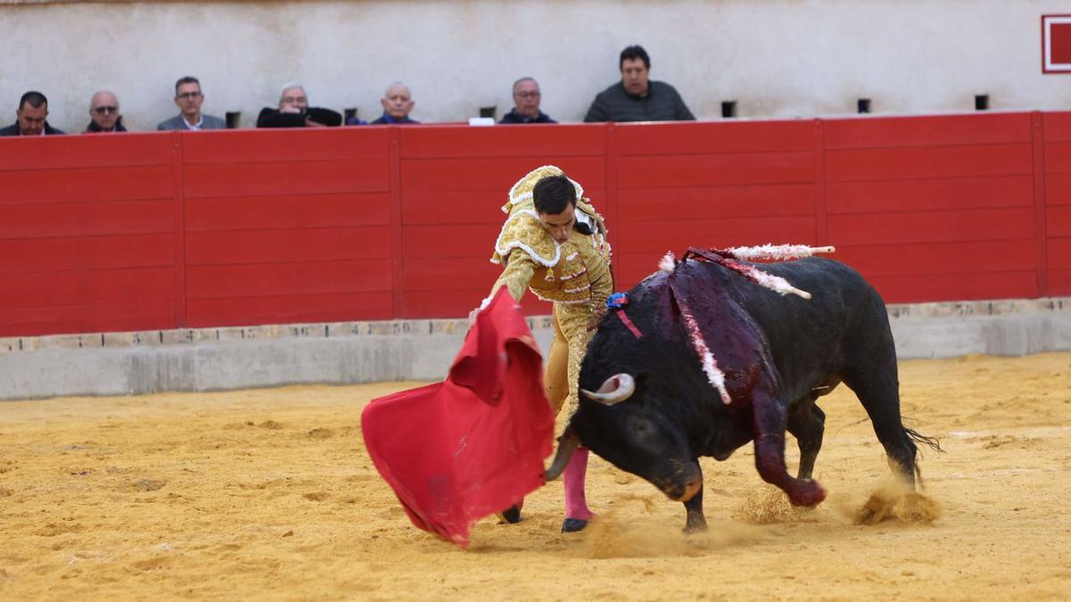 El matador lorquino Paco Ureña, en el cuarto de la tarde.