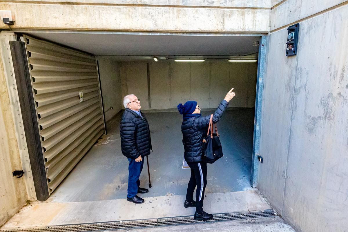 La puerta del garaje lleva más de medio año rota y a los inquilinos hasta les han pinchado las ruedas de varios coches.