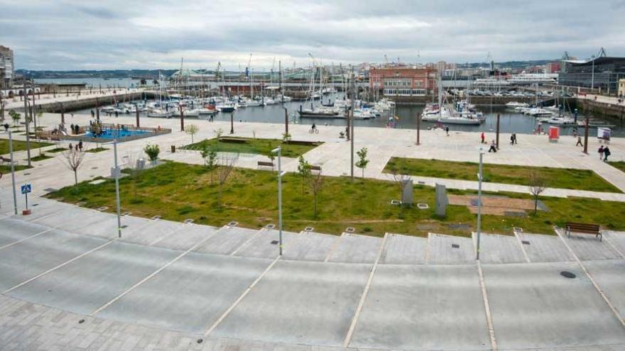 Explanada de la nueva urbanización de la Marina de A Coruña.