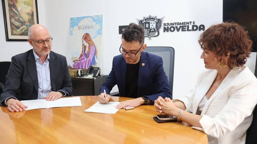El alcalde de Novelda firma la cancelación de la deuda histórica