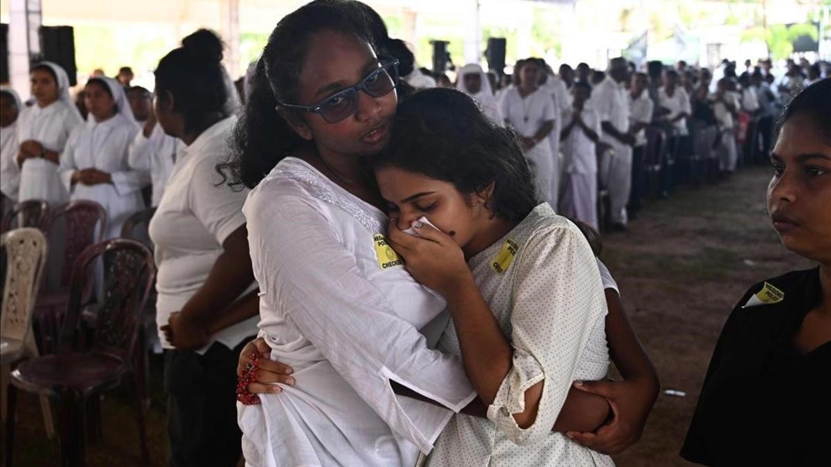 Funeral por las víctimas de los atentados en Sri Lanka, este martes, en una iglesia de Negombo.