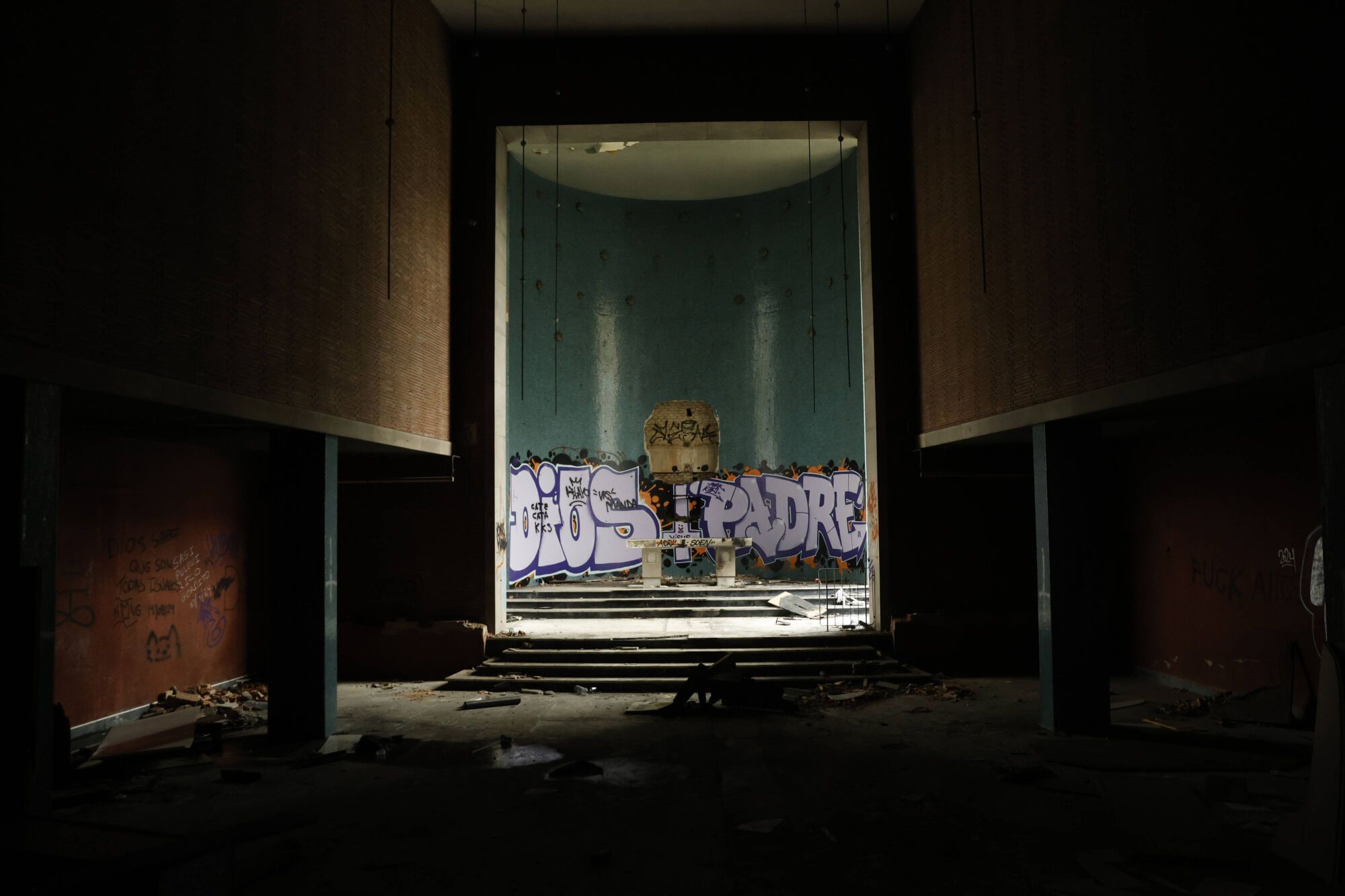 EN IMÁGENES: Viaje al interior del viejo HUCA, desvalijado y vandalizado por su abandono