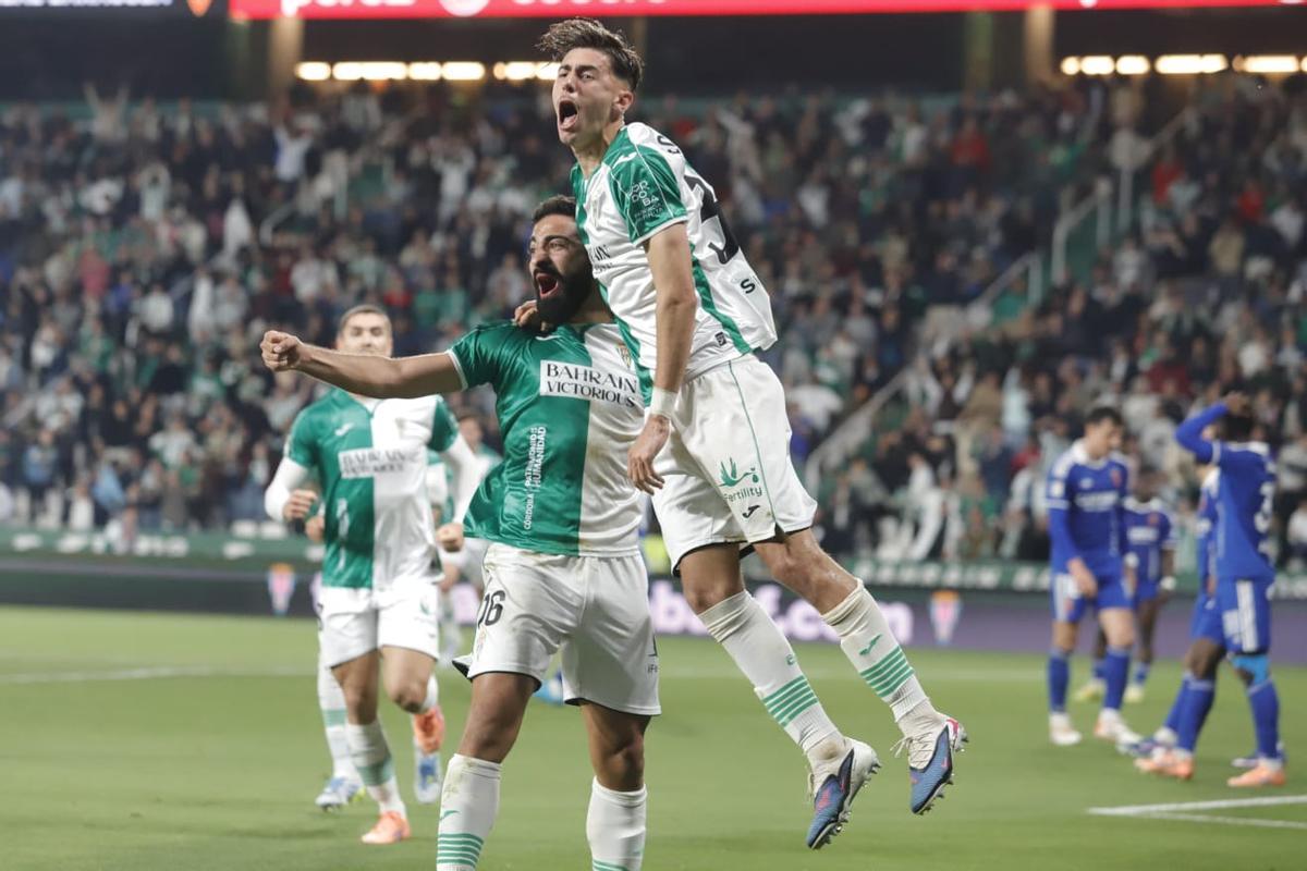 Rubén Alves y Dani Requena celebran la diana del central ante el Zaragoza en El Arcángel.