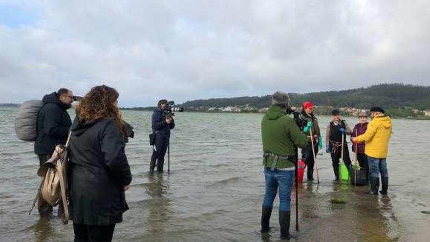 O equipo de Ribeiras de Salitre gravando a Lisi García, María José Castro e Teté Otero.  // FdV