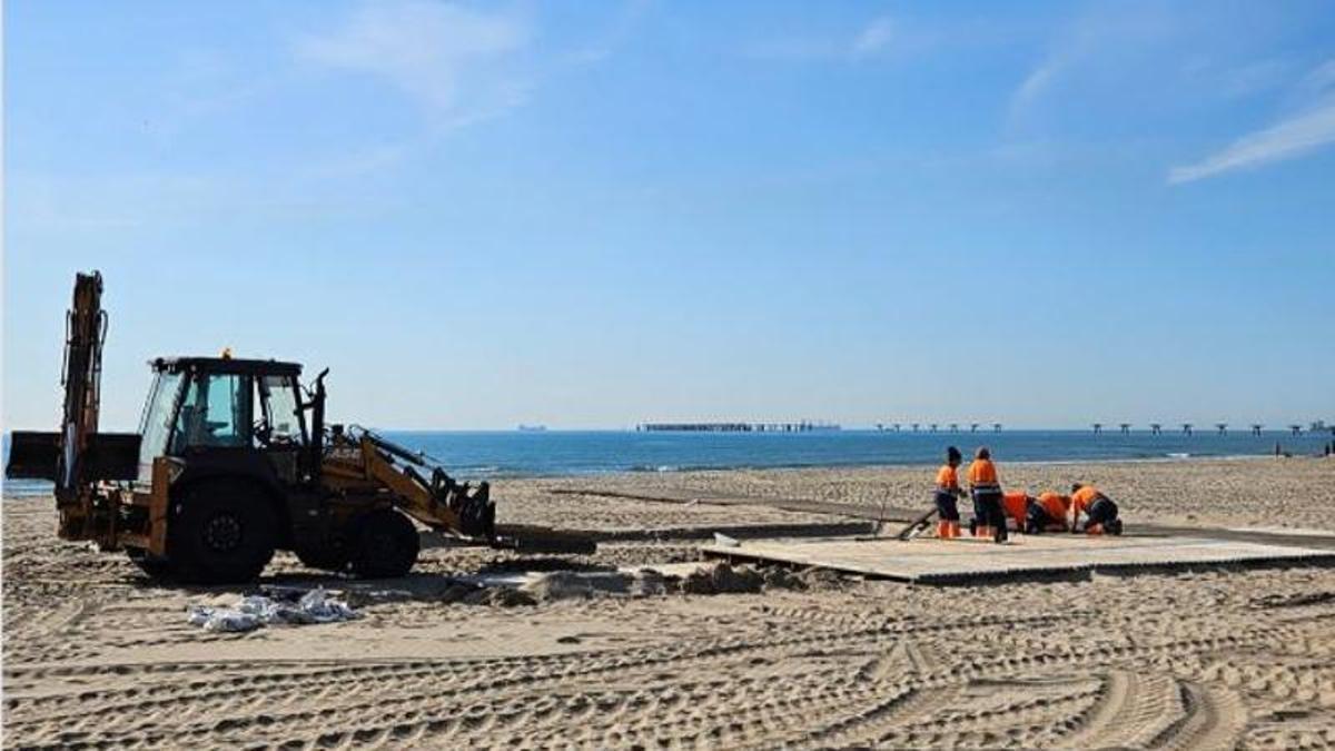 El dispositivo especial trabajando en la playa.