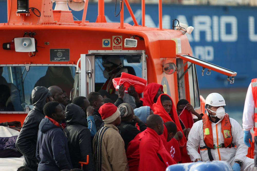 Rescatan a una patera con 50 inmigrantes interceptada en la costa de Málaga