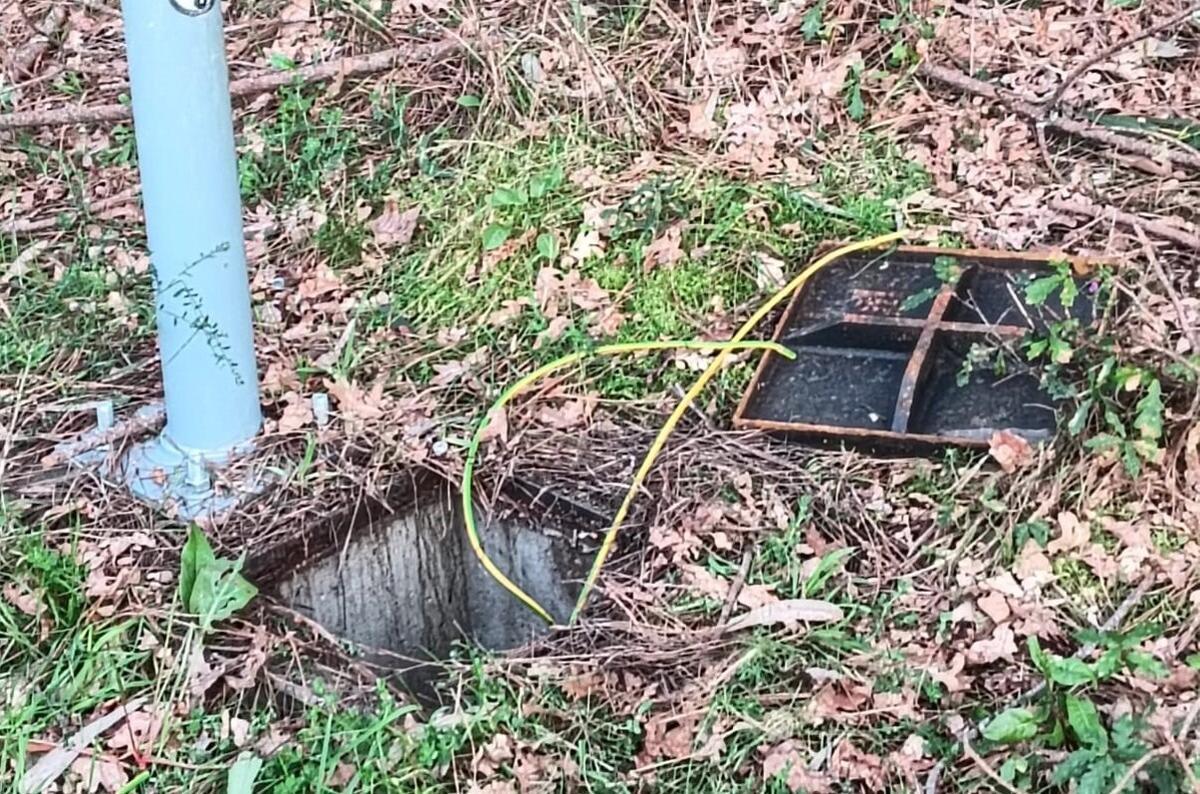 Cables cortados a pie de una farola de Dodro