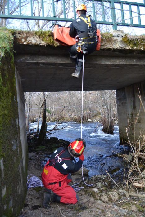 La UME realiza ejercicios de rescate de víctimas e