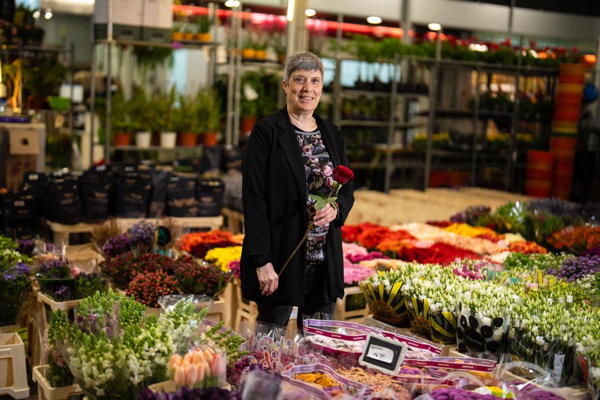 Sant Boi de Llobregat 14/04/2026 Sociedad. Rosa Valls, maestra florista. Ambiente en el MercaBarna-Flores el día que comunican las novedades de este año respecto a las rosas que se venderan en Sant Jordi. Foto de Zowy Voeten