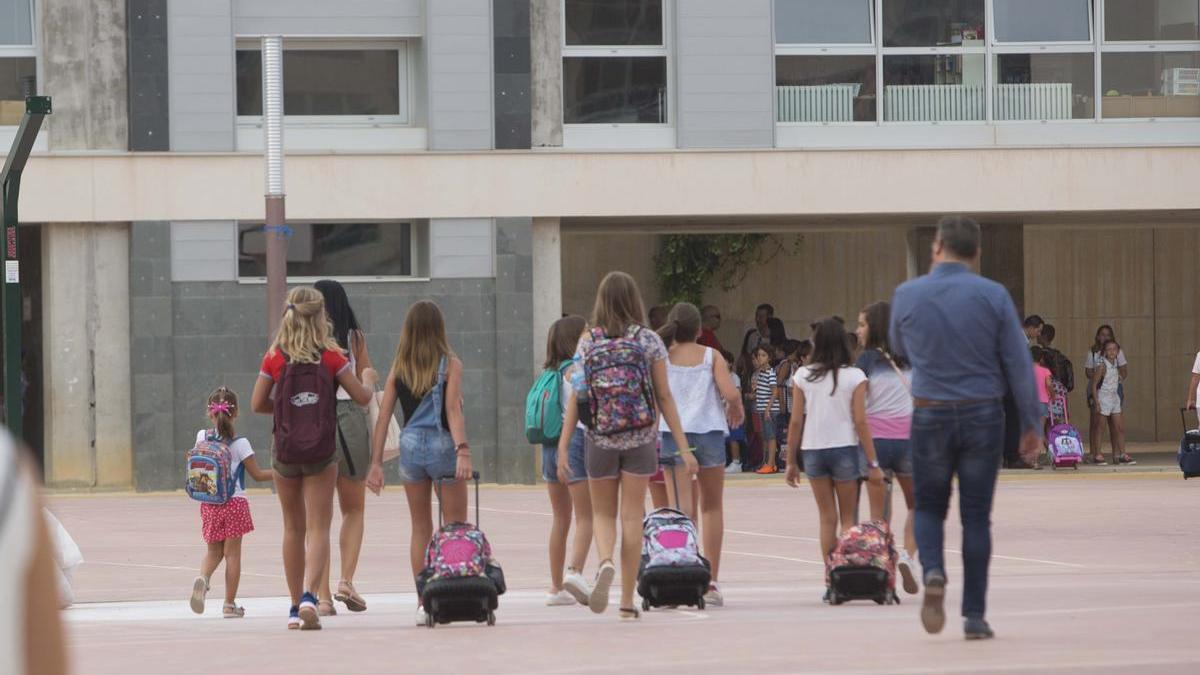 Escolares, junto a familiares, acceden a un centro público de Alicante