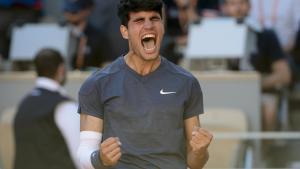 Alcaraz celebra su triunfo de semifinales ante Sinner en Roland Garros.