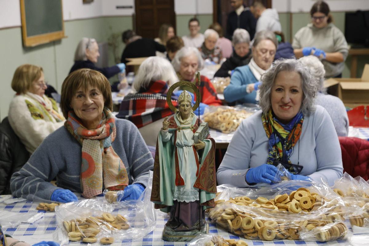 La parroquia de Jove empieza a preparar sus rosquillas para celebrar San Blas (en imágenes)