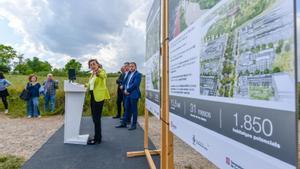 La consellera de Territori, Sílvia Paneque, da las explicaciones sobre la nueva promoción de viviendas en el Parc de lAlba de Cerdanyola del Vallès.