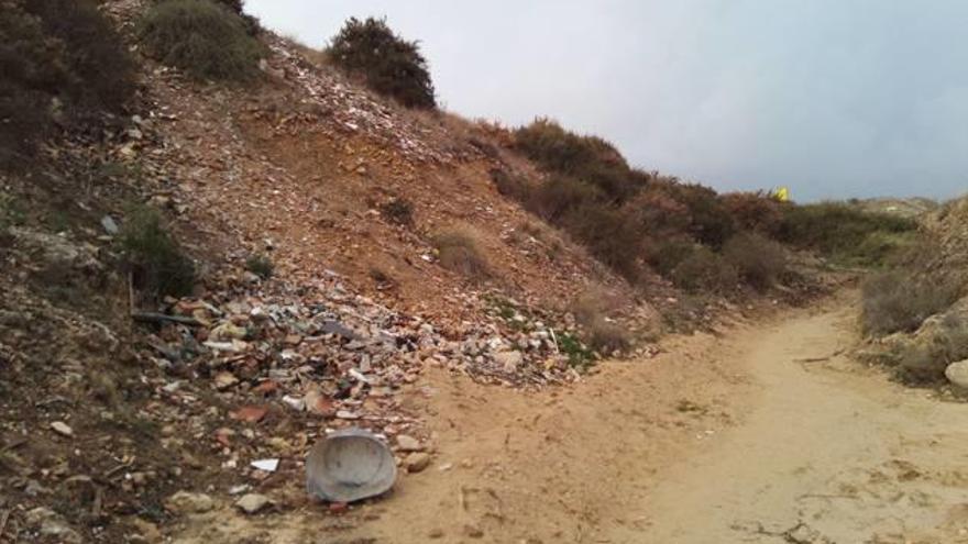 Escombros en las inmediaciones del nuevo sendero, en una foto remitida por AHSA.