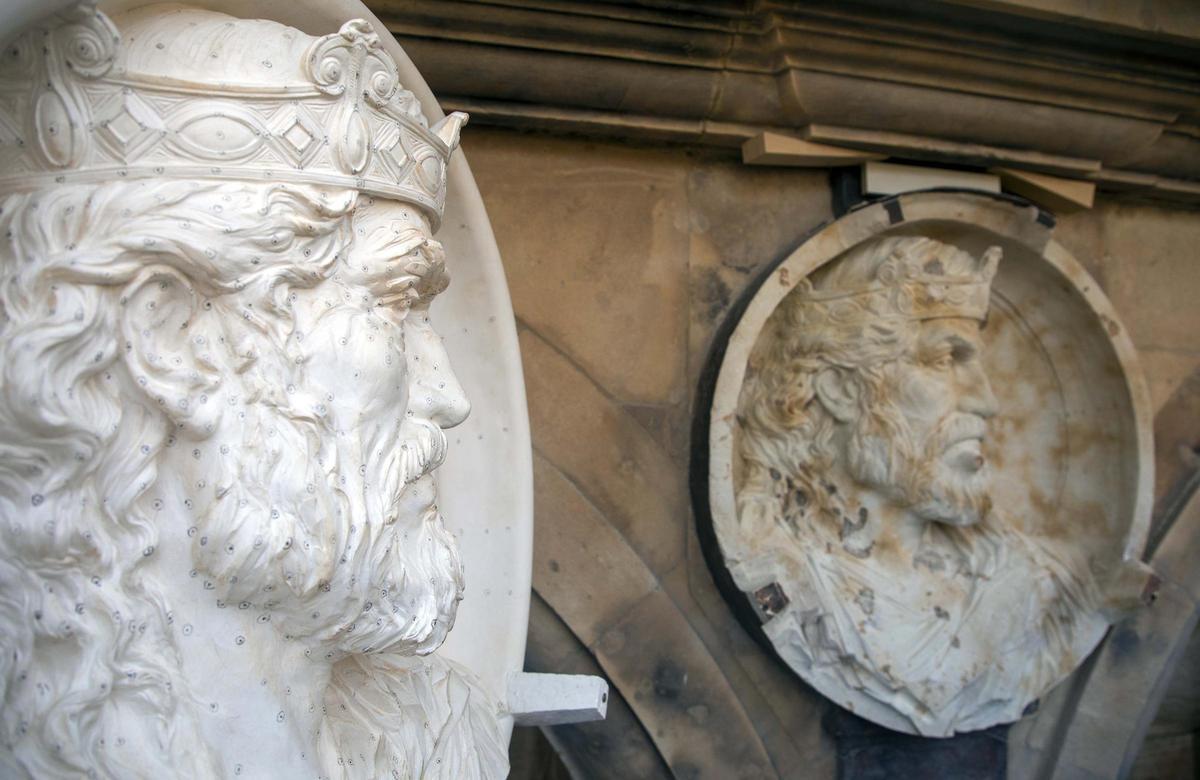El escultor del medallón de Alfonso IX, Oscar Alvariño, trabaja en el pabellón de Petrineros de la Plaza Mayor.