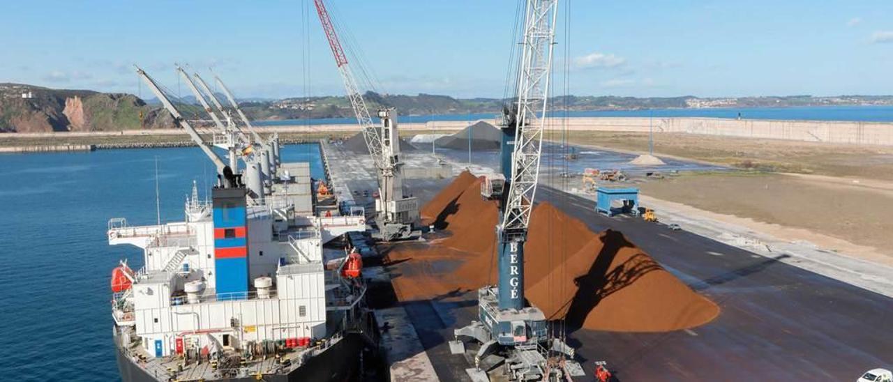 Descarga de mineral de hierro del &quot;Coral Island&quot; en el Muelle Norte, ayer.