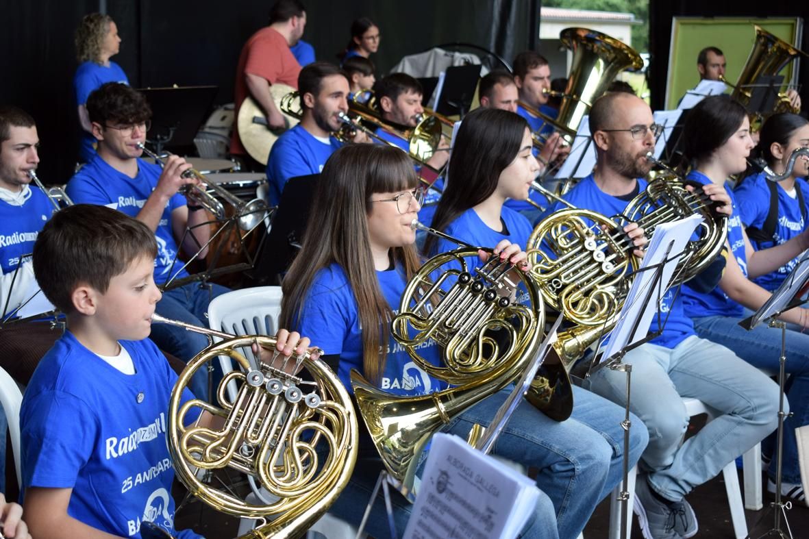 Asistentes a los primeros actos de conmemoración del 25 aniversario de la Banda de Música y la emisora muncipal de Valga.