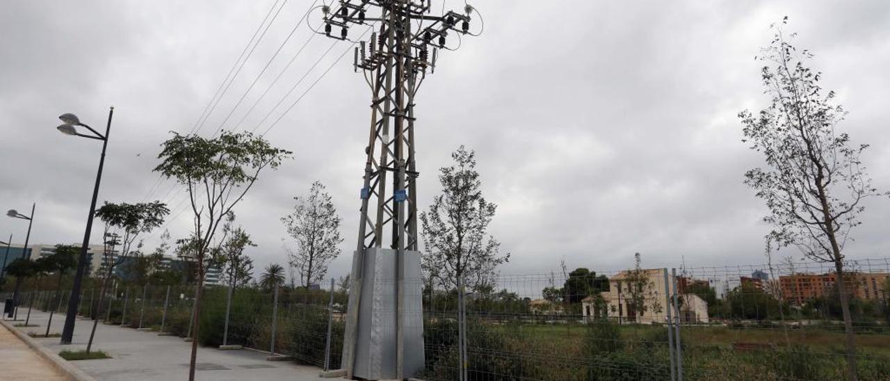 El parque de Malilla acabado en abril sigue sin abrir por las torres de luz no soterradas