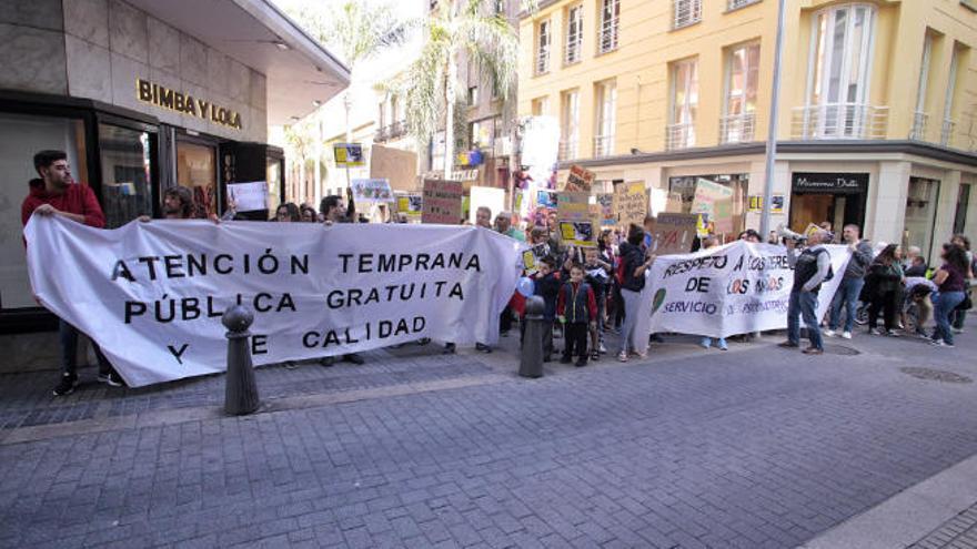 Manifestación en 2017 a las puertas del Parlamento de Canarias para solicitar la dotación pública de la atención temprana.
